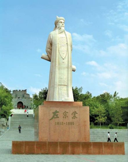 左宗棠雕像（乌鲁木齐水磨沟白塔山公园）

