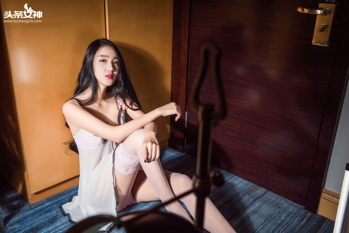 美女模特涟漪sara丝袜美腿透视吊裙妩媚性感写真