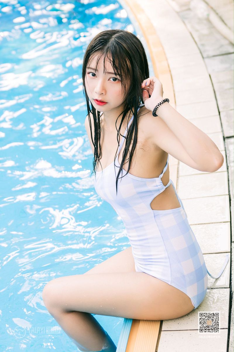 美女模特阿禾泳池比基尼湿身诱惑夏日回忆写真