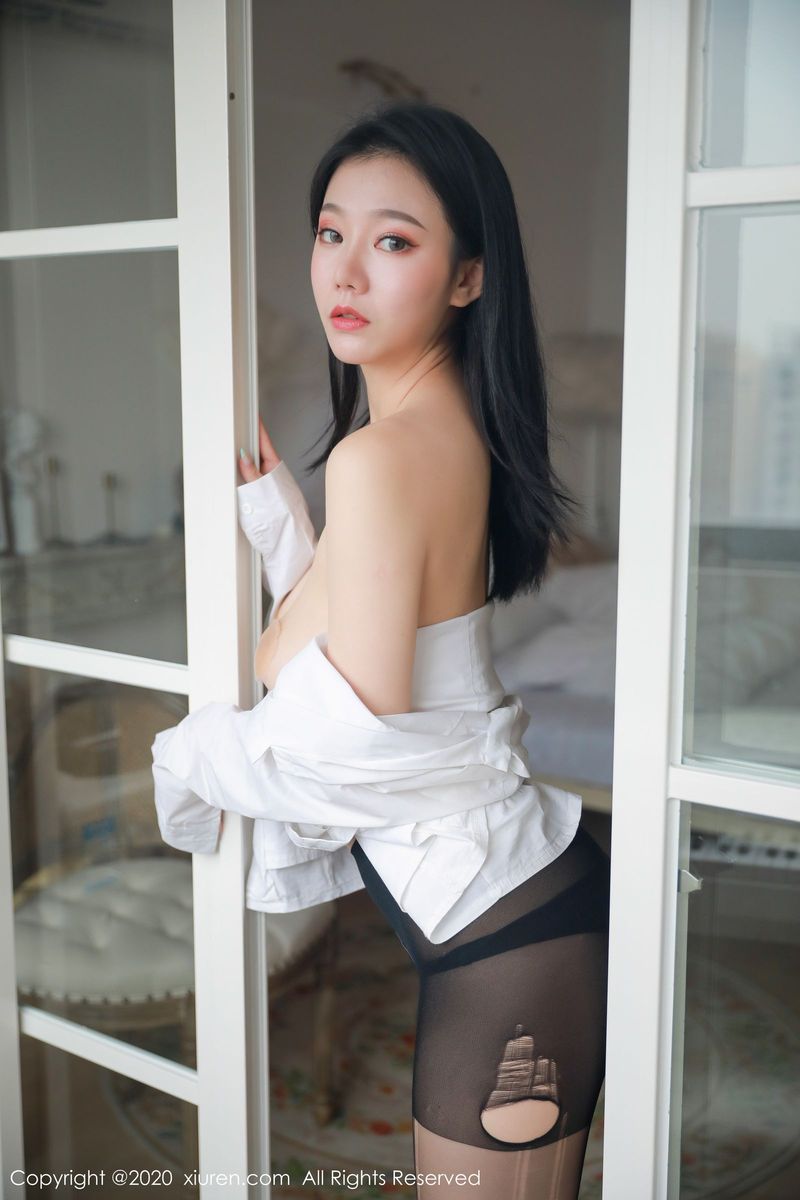 美女模特YUNDUOER_开档黑丝情趣制服白衬衣诱人写真