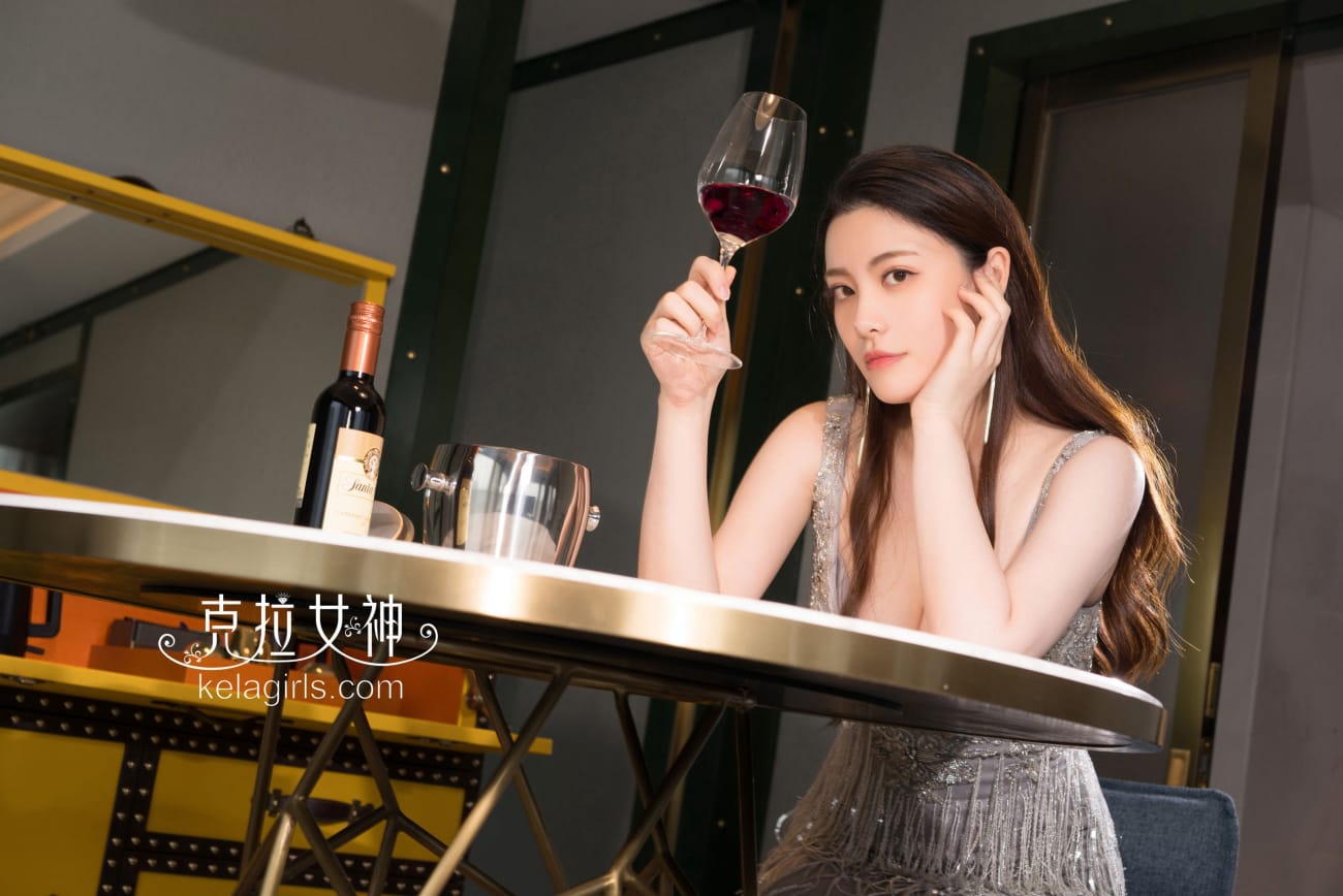 女神百琳深V长裙+开胸长裙对酒当歌系列写真