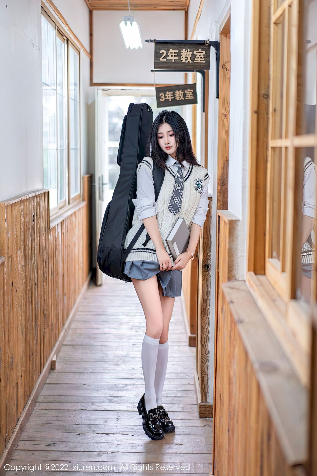 laura阿姣学妹制服搭配灰色短裙性感写真