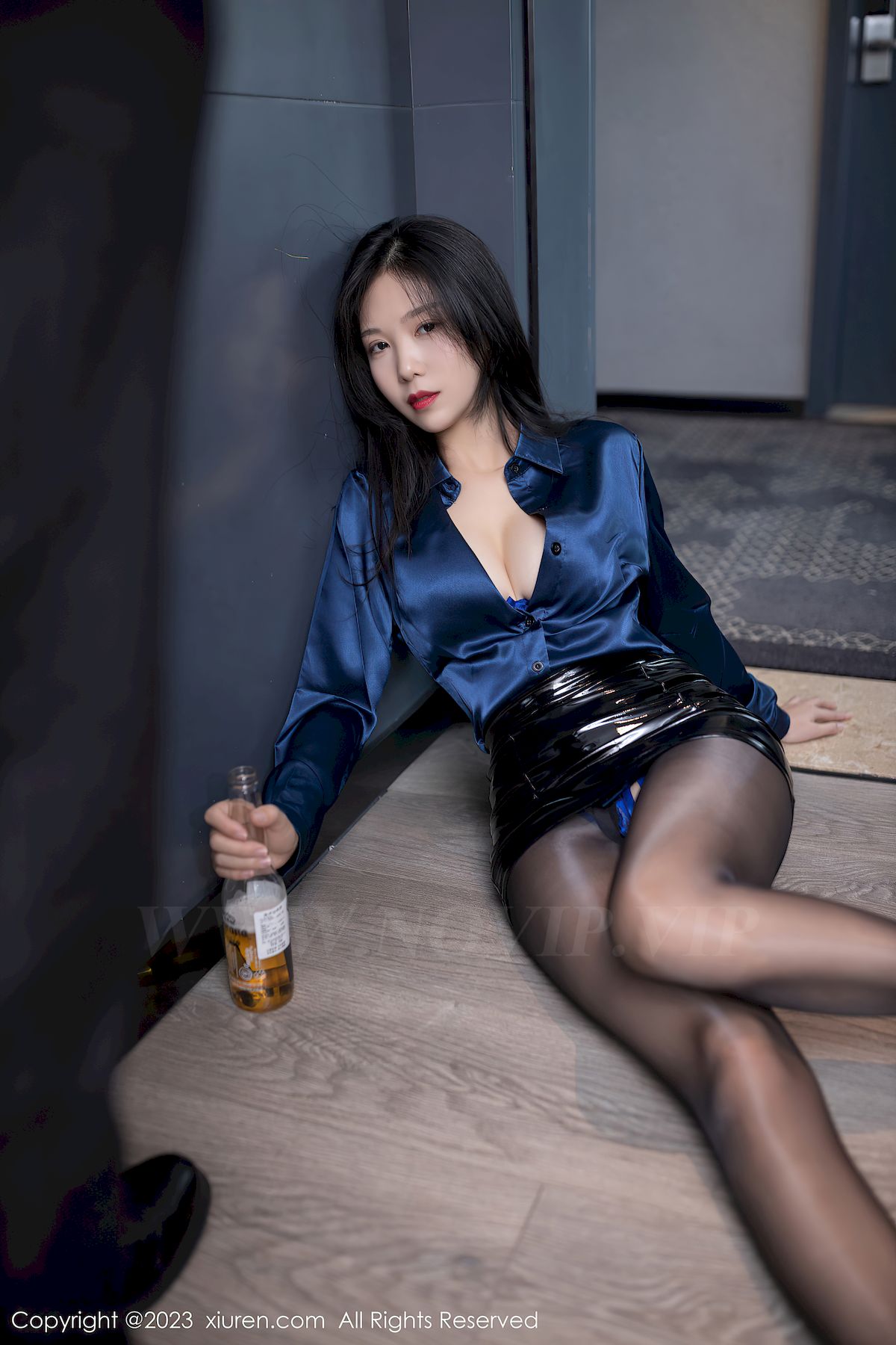 抖娘利世蓝色上衣搭配黑色短裙性感写真