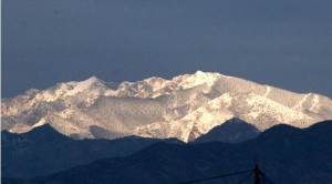 贺兰山脉白雪皑皑