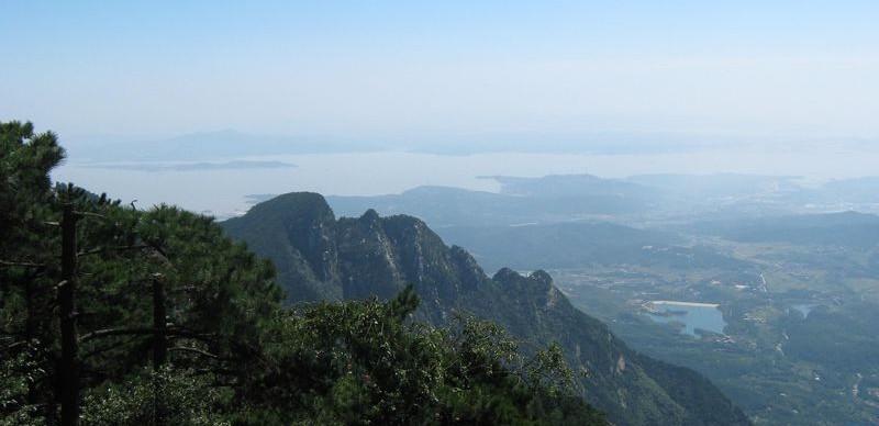 庐山（上为鄱阳湖）