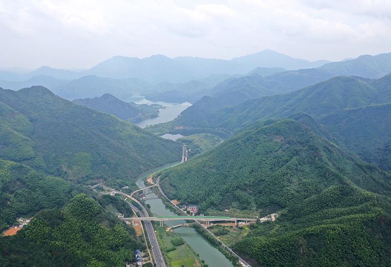 衢宁铁路首发列车