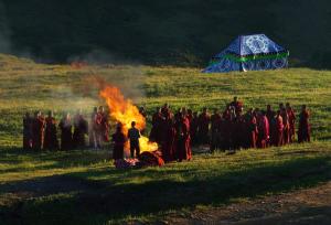 图2 香浪节仪式：祭奠山神