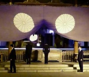 麻生太郞（中间左）靖国神社前进行参拜