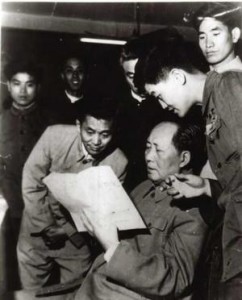 1960年，毛泽东主席在济南听取山东大学教师  讲解运筹学