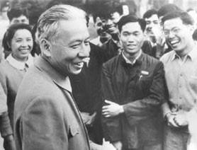 1957年5月，刘少奇同志与学子亲切交谈