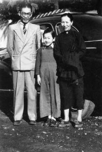 １９４７年，冰心夫妇与小女儿吴青在日本．